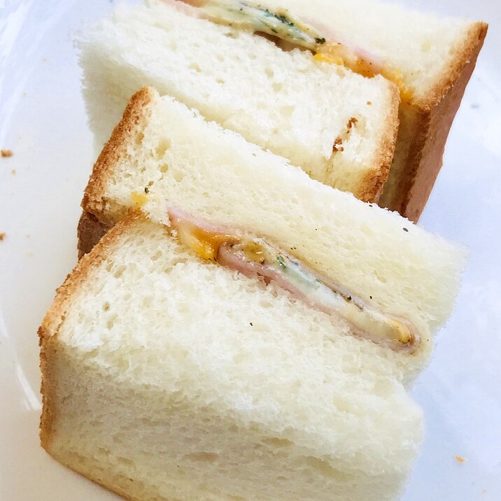 ハーフトーストサンド●ハム&チーズのホットサンド